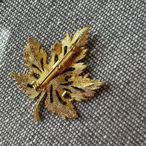Vintage Gold Leaf Brooch - Picture 7 of 15